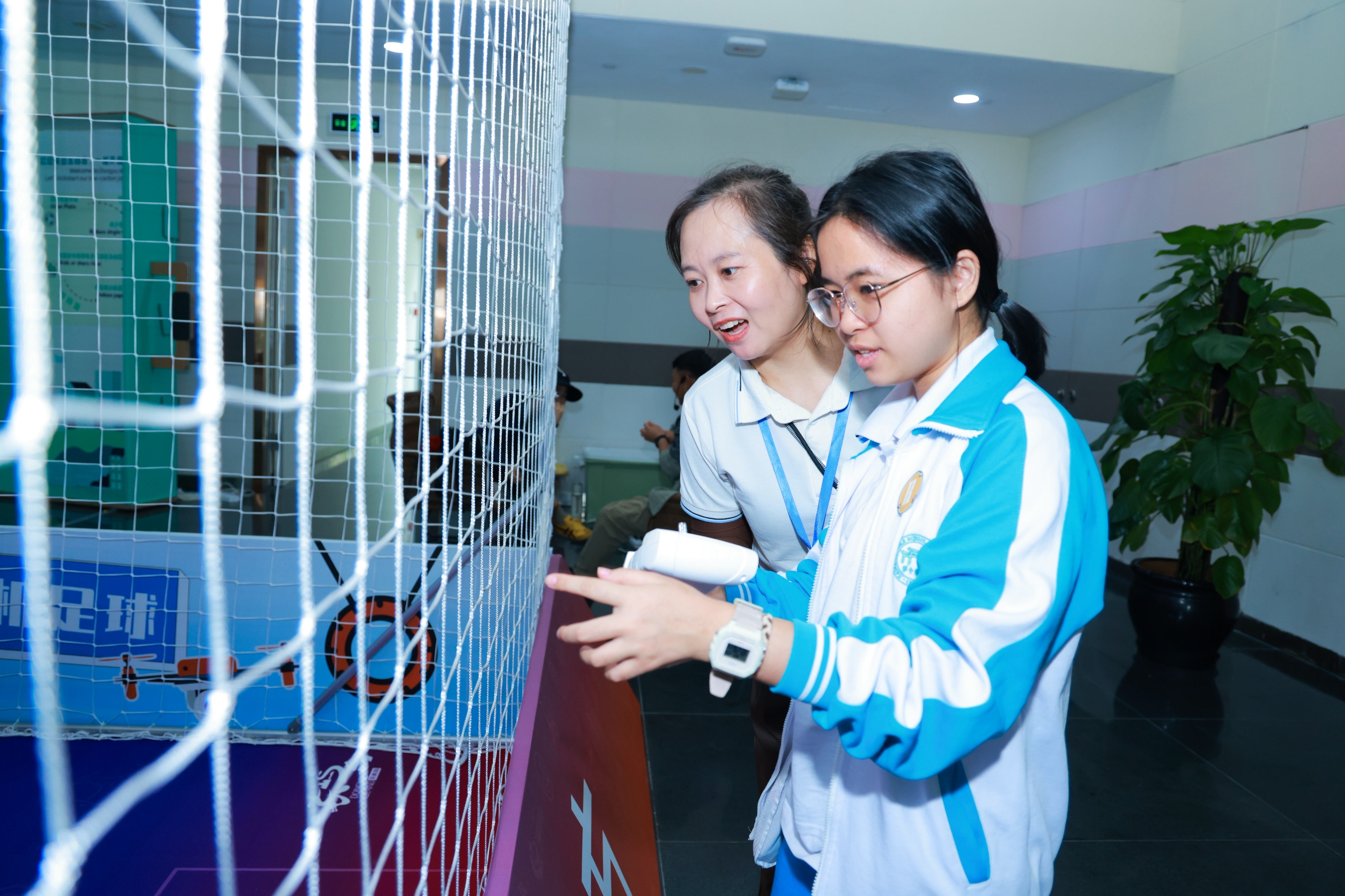 从 “看表演” 到 “当飞手”！海南中学研学团打卡开联低空无人机体验馆