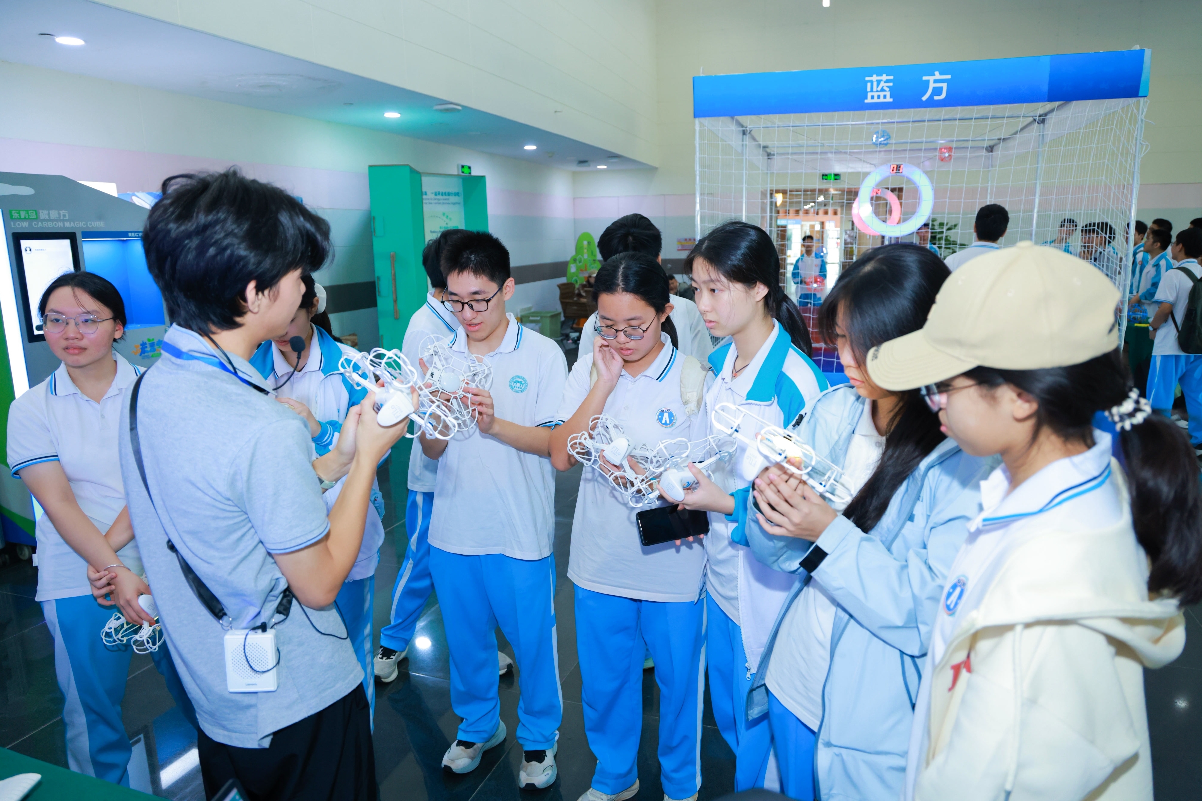 从 “看表演” 到 “当飞手”！海南中学研学团打卡开联低空无人机体验馆