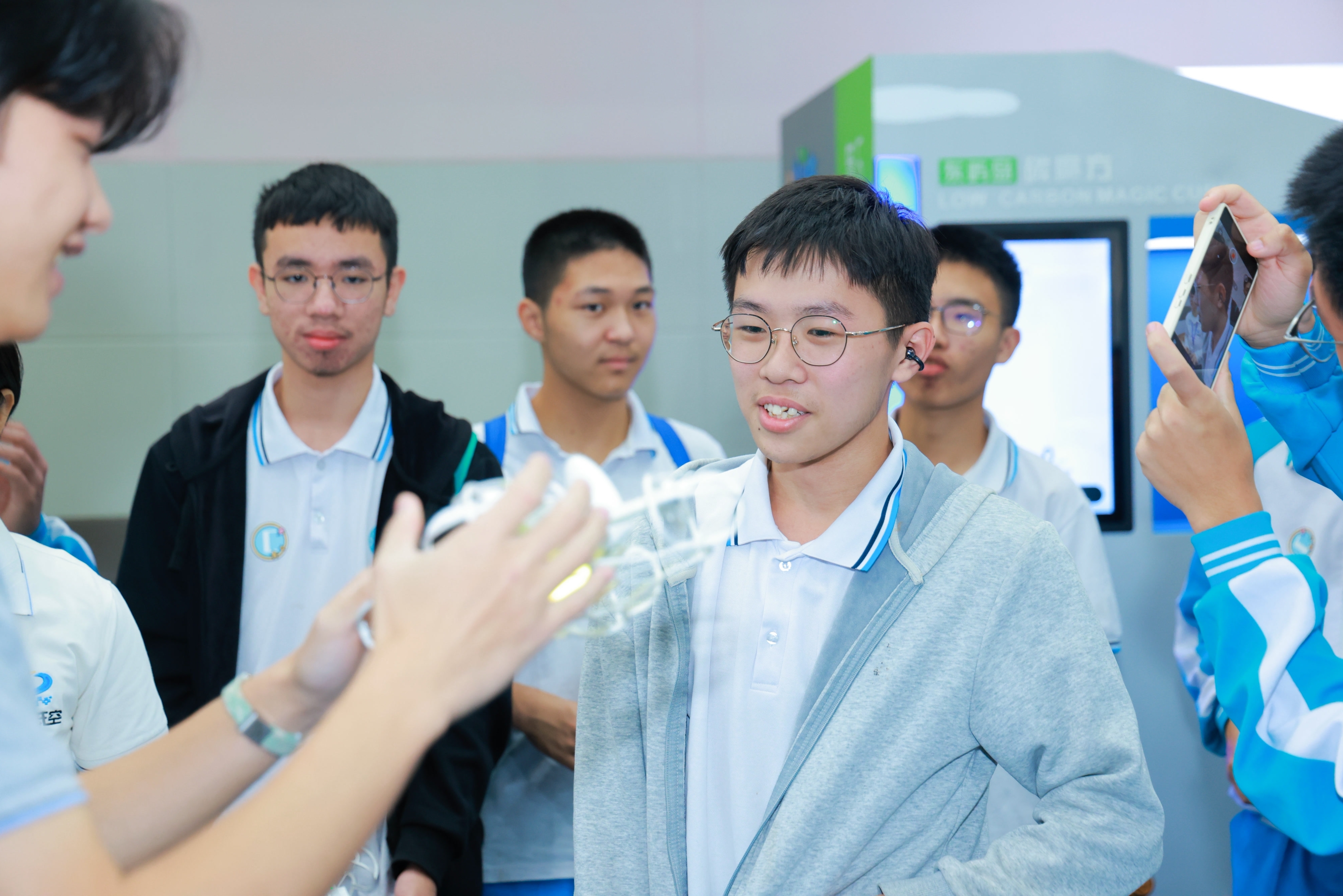 从 “看表演” 到 “当飞手”！海南中学研学团打卡开联低空无人机体验馆