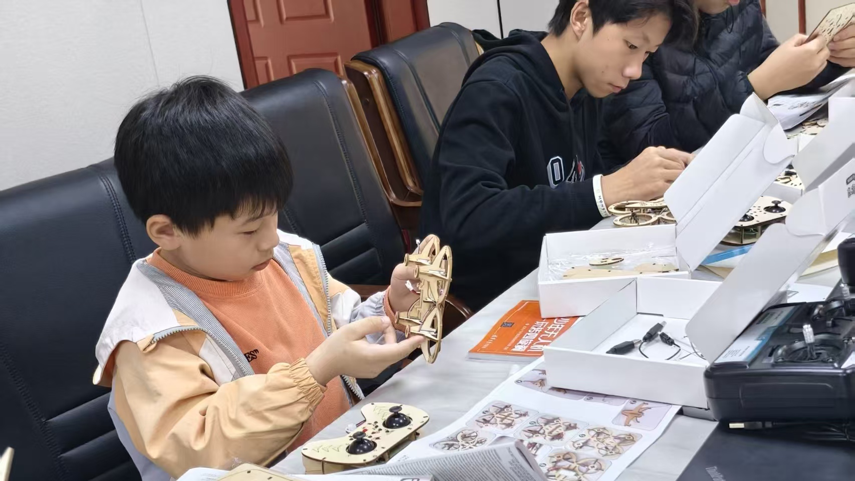 开联低空无人机室内无人机表演